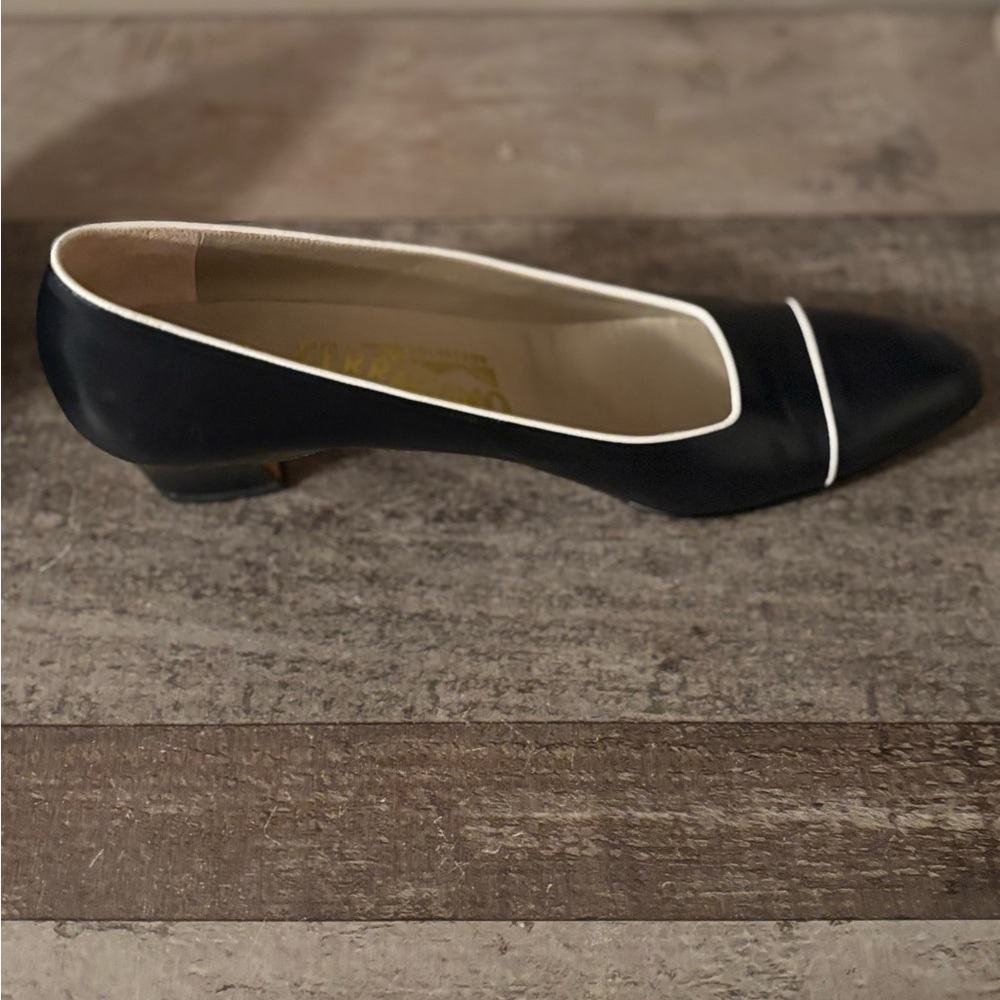 SALVATORE FERRAGAMO VTG BLACK LEATHER PUMPS WITH WHITE TRIM Size 7 - Picture 5 of 8